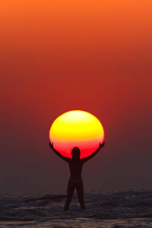 http://twistedsifter.com/2013/07/praise-the-sun-silhouette/